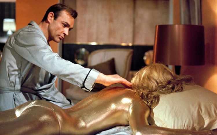 Trong Goldfinger (1964) với Shirley Eaton